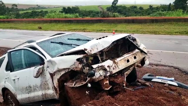 Hilux SW4 sai da pista e bate contra barranco na BR-163 em Cascavel