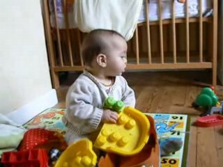 11 juin 2008 Isaac joue dans sa chambre
