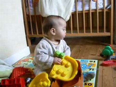 11 juin 2008 Isaac joue dans sa chambre