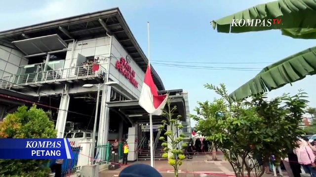 Suasana Duka di Stasiun Bekasi Timur, Bendera Setengah Tiang Dikibarkan dan Warga Tabur Bunga