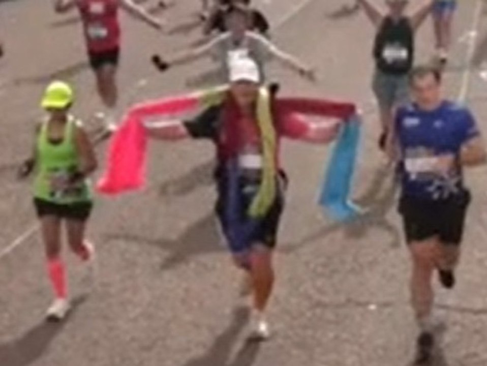 Teilnehmer strickt während 42-Kilometer-Lauf einen Schal