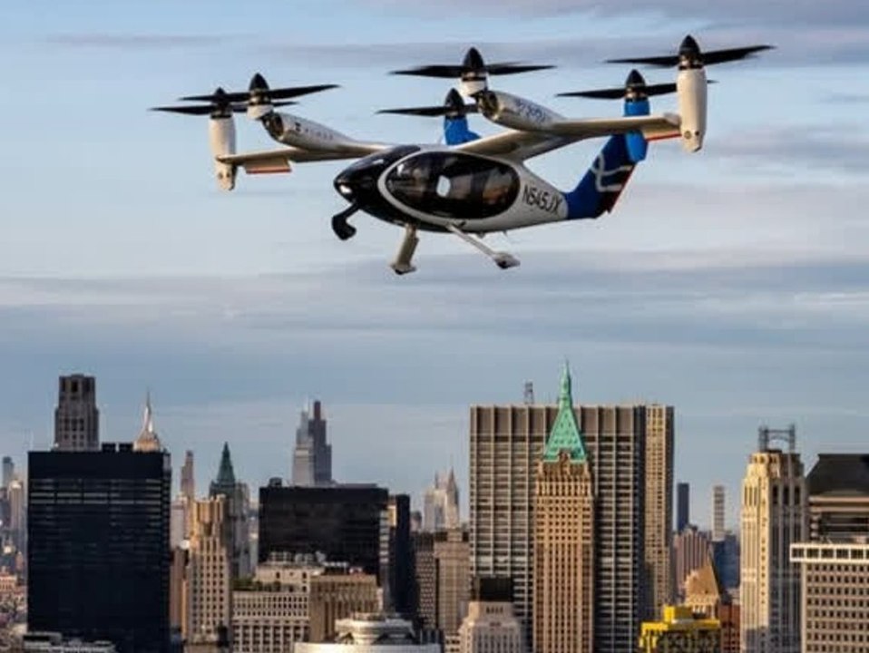 Flugtaxis absolvieren Testflug über der Skyline von New York