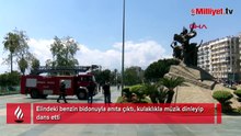 Antalya'da şok görüntü! Anıta çıkıp üzerine benzin döktü, dans etti: 'Yakacağım kendimi'