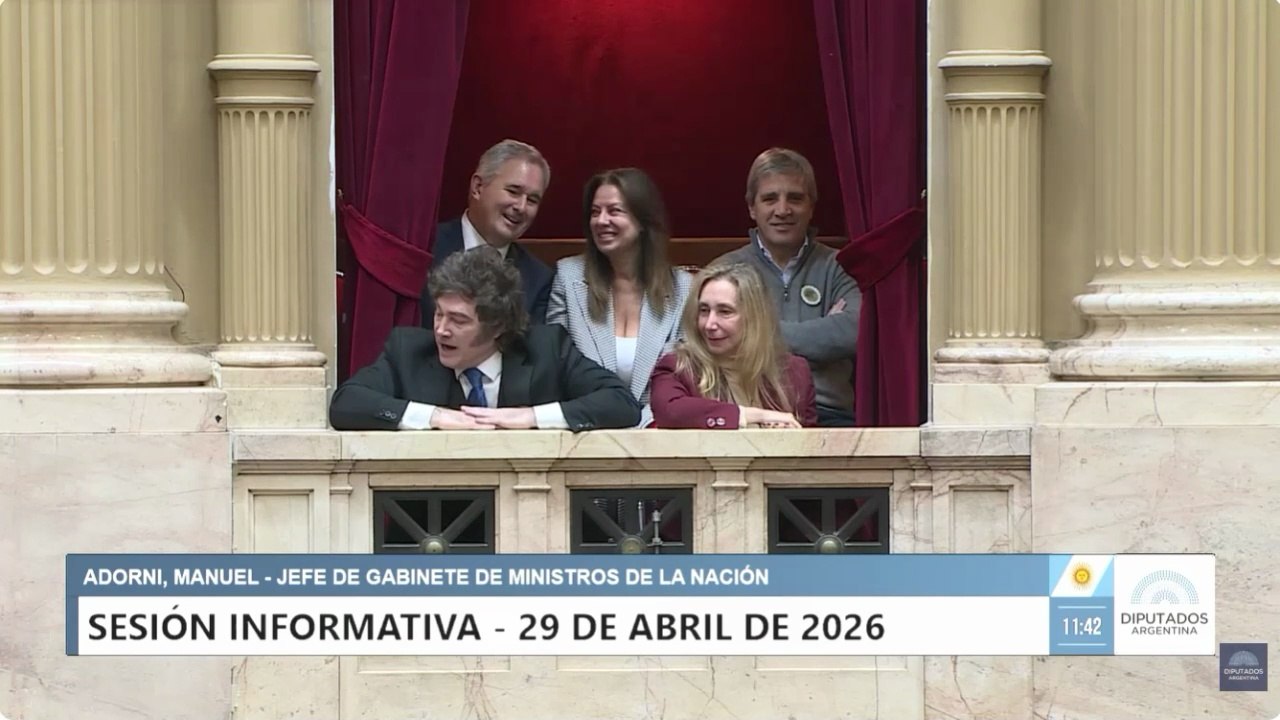 Milei le responde a los diputados opositores desde el palco durante la exposición de Adorni