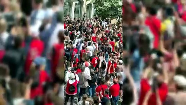 Les joueurs communient avec leurs supporters pour célébrer la victoire en finale de l'Eurocoupe face à Besiktas - Basket - Eurocoupe (H) - Bourg-en-Bresse