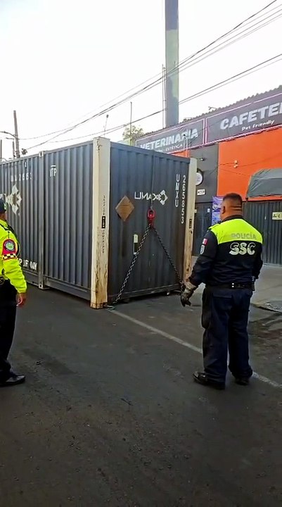 Contenedor cae en Circuito Interior y provoca movilización de emergencia