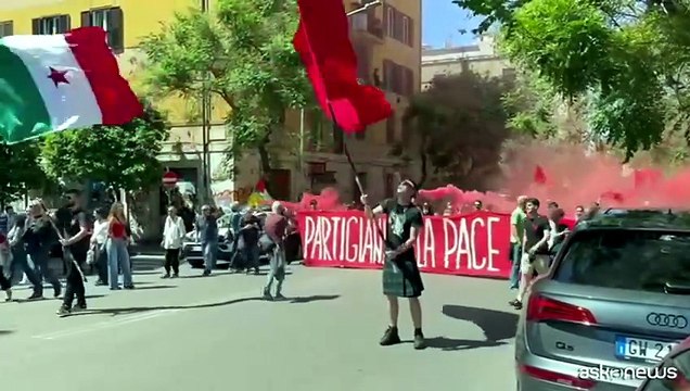Il video degli spari al corteo del 25 aprile a Roma: fermato 21enne