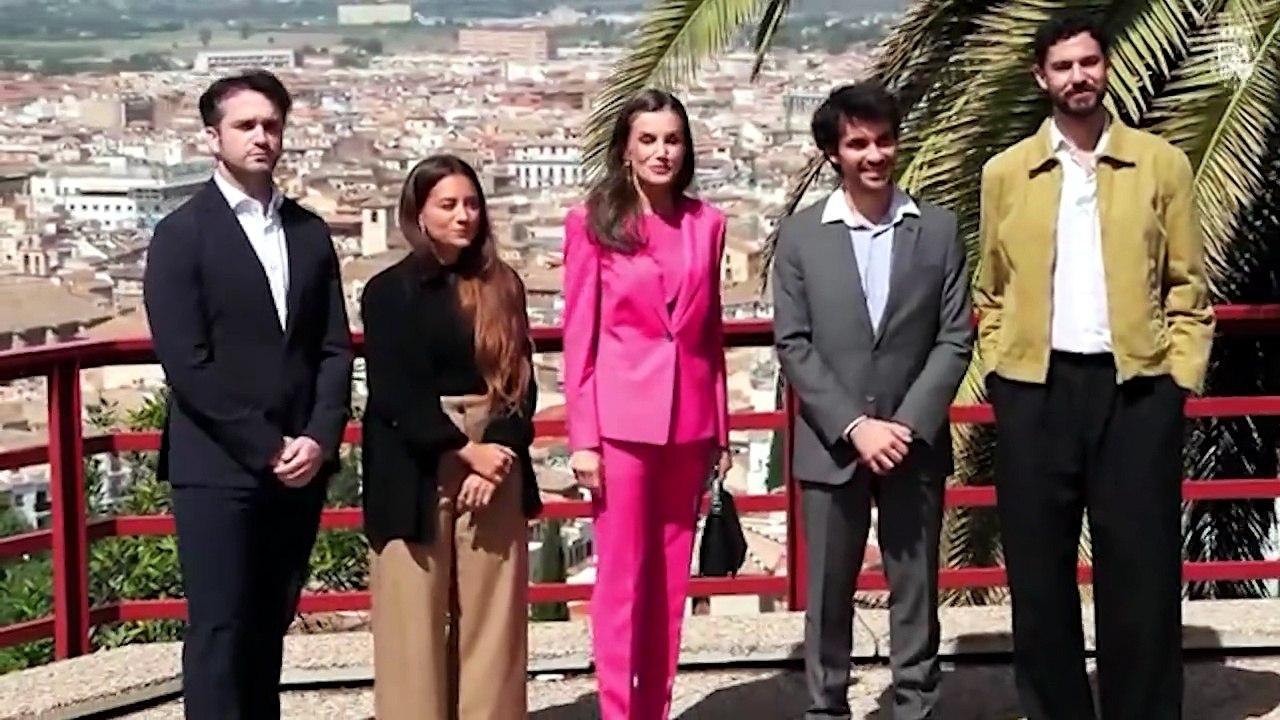 La Reina Letizia arrasa en Granada con un vibrante traje fucsia de estreno