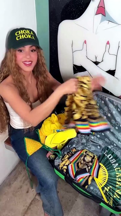Shakira chega ao Rio e surpreende ao mostrar o que trouxe na mala
