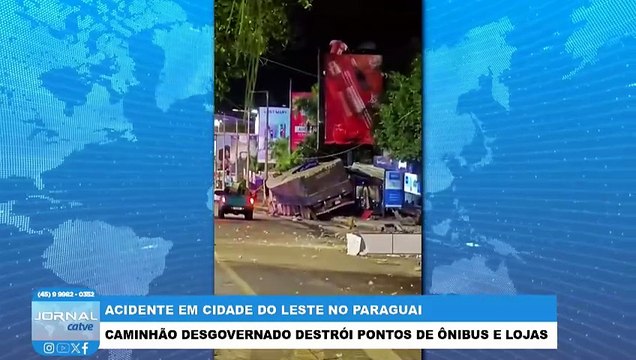 Caminhoneiro bêbado quebra pontos de ônibus e derruba poste em Cidade do Leste