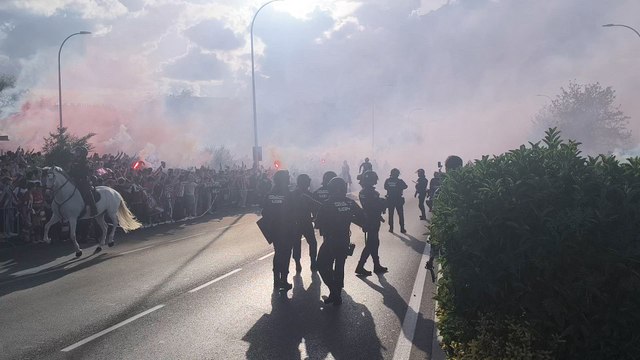 Brutal recibimiento al Atleti en la previa vs Arsenal