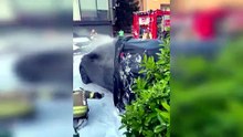 Park halindeki elektrikli otomobil alev alev yandı