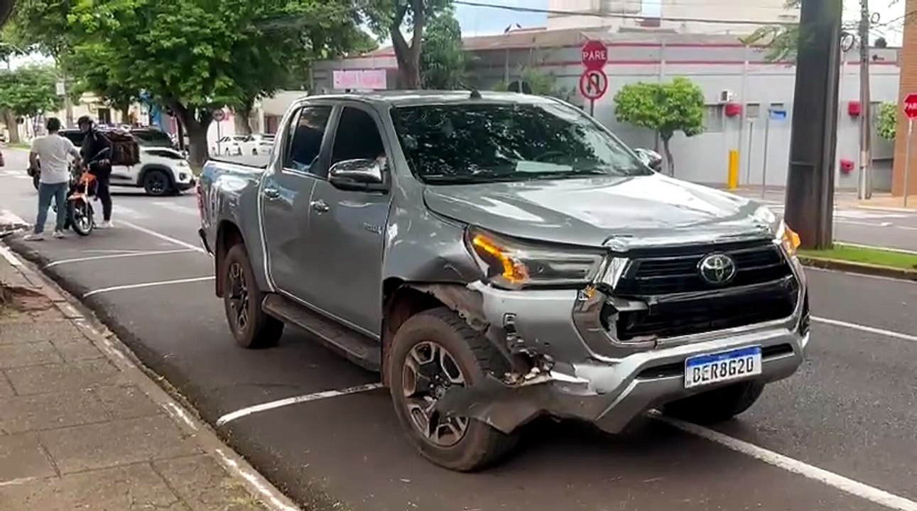 Forte batida entre carro e caminhonete é registrada no centro de Umuarama