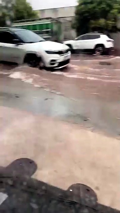 Chuva já provoca alagamentos e deixa motorista ilhada em Umuarama