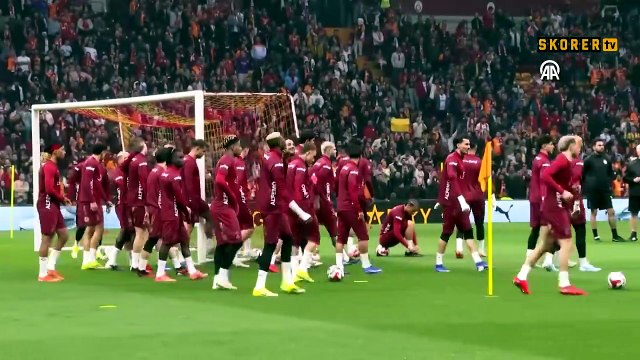 Galatasaray'dan gövde gösterisi! Şampiyonluk maçı öncesi taraftara açık antrenman
