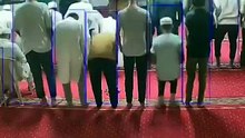 Hindistan'da bir camiye namaz esnasında giren yılan paniğe neden oldu.
