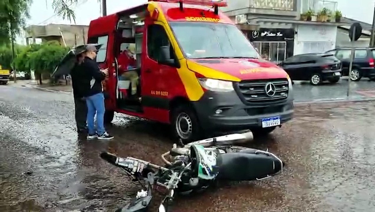 Acidente entre moto e carro deixa jovem ferido no Santa Felicidade, em Cascavel