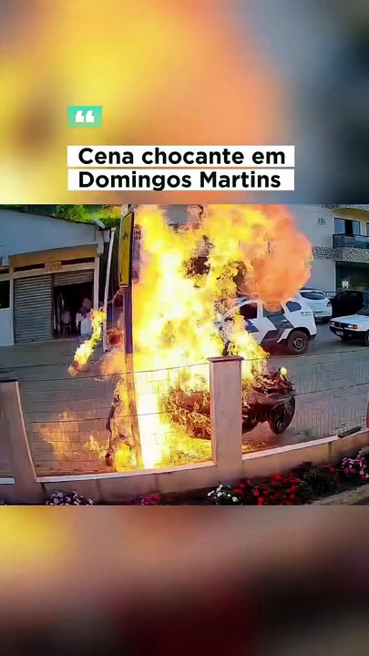 Mulher fica em estado grave após filho atear fogo em moto no ES; veja o vídeo