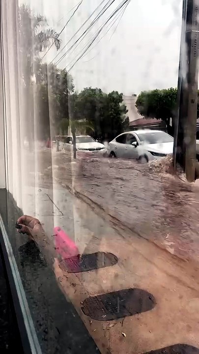 Moradores resgatam motociclista que ficou ilhado no Centro de Umuarama