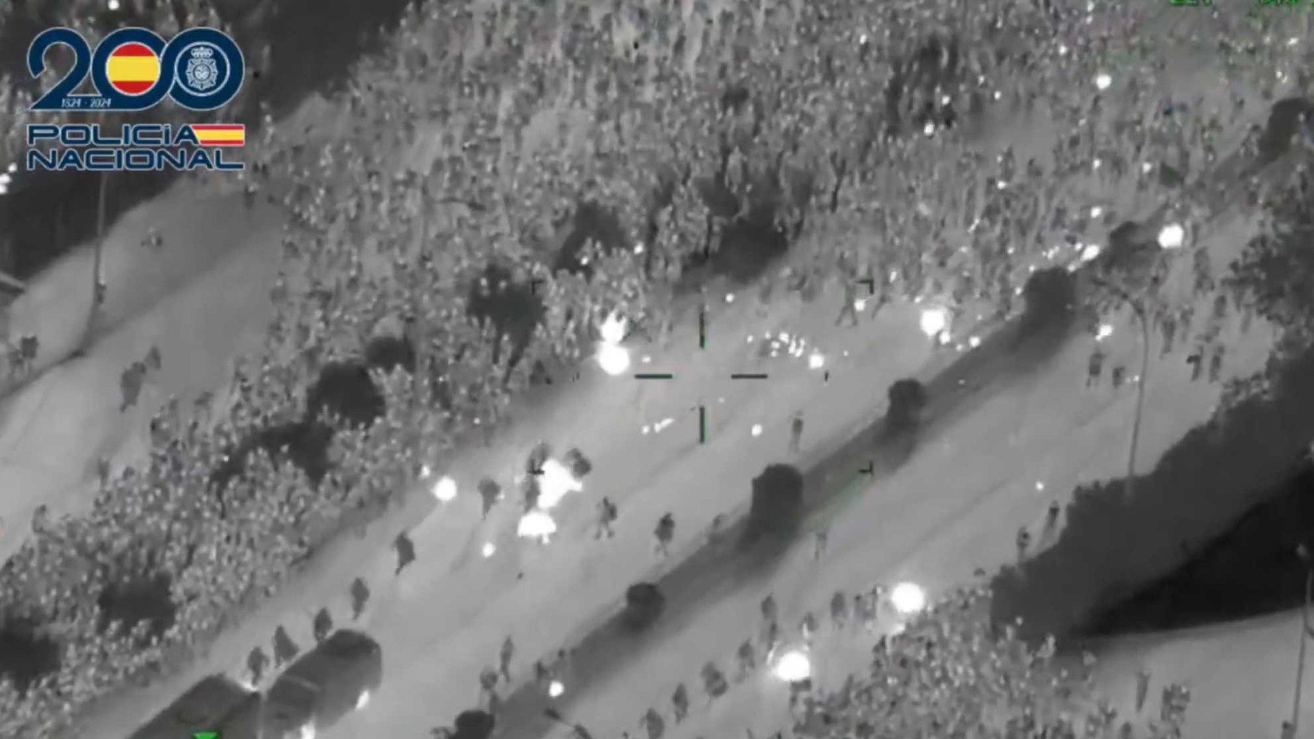 La estremecedora secuencia de los disturbios del Metropolitano desde la cámara térmica de la Policía