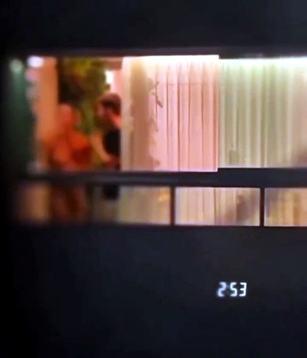 VÍDEO: PEGA FOGO, CABARÉ! Festa com mulheres nuas em janela gera tumulto em cidade turística famosa