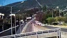 Bornova'daki kaza güvenlik kamerasında: Bir polis memuru şehit oldu, 2 kişi hayatını kaybetti