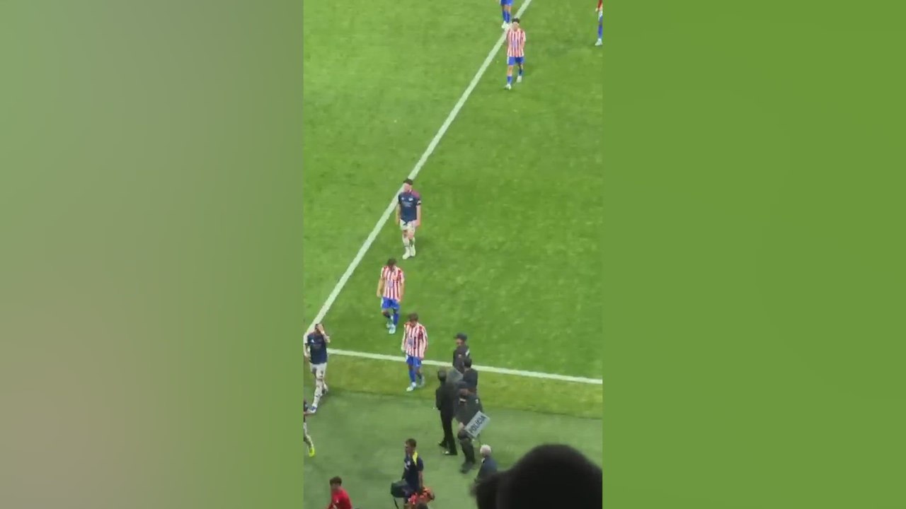 La reacción de Simeone y Giuliano tras pisar Ben White el escudo del Atleti