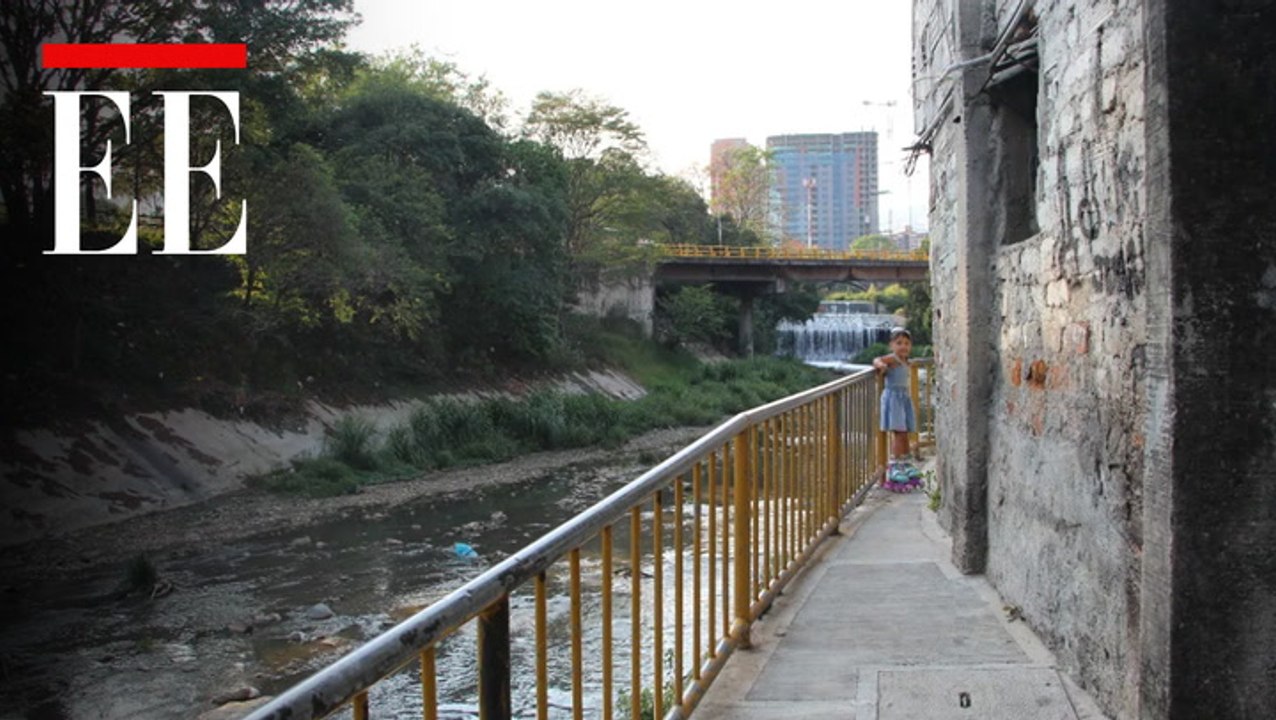 Denuncian hombres lanzando basura a una quebrada en Medellín