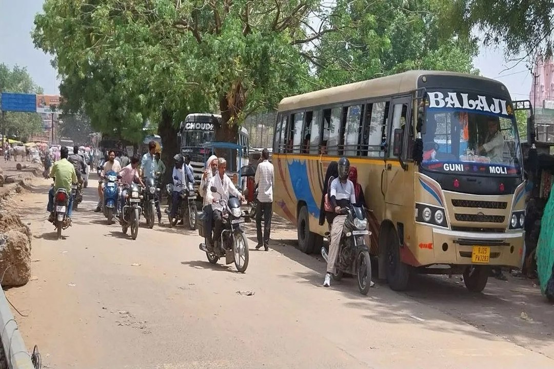 swm news: शहर में जगह-जगह पनप रहे लापरवाही के अस्थाई बस स्टैण्ड, जिम्मेदार बेपरवाह