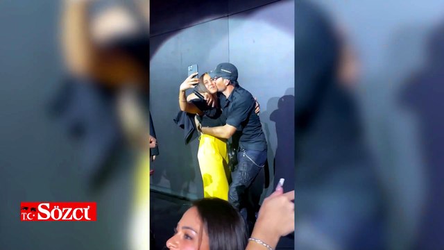 Konserde şaşıran anlar: Sahneye çıkan hayranıyla öpüşüp selfie çektirdi