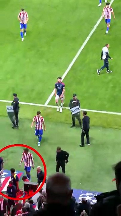White calpesta lo stemma dell'Atletico Madrid e Simeone reagisce: interviene la sicurezza