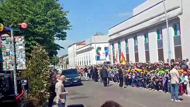 https://s2.dmcdn.net/v/apArY1fyo2ntadWsx/x360