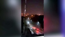Carro fica ilhado em alagamento, é quase arrastado e precisa ser amarrado