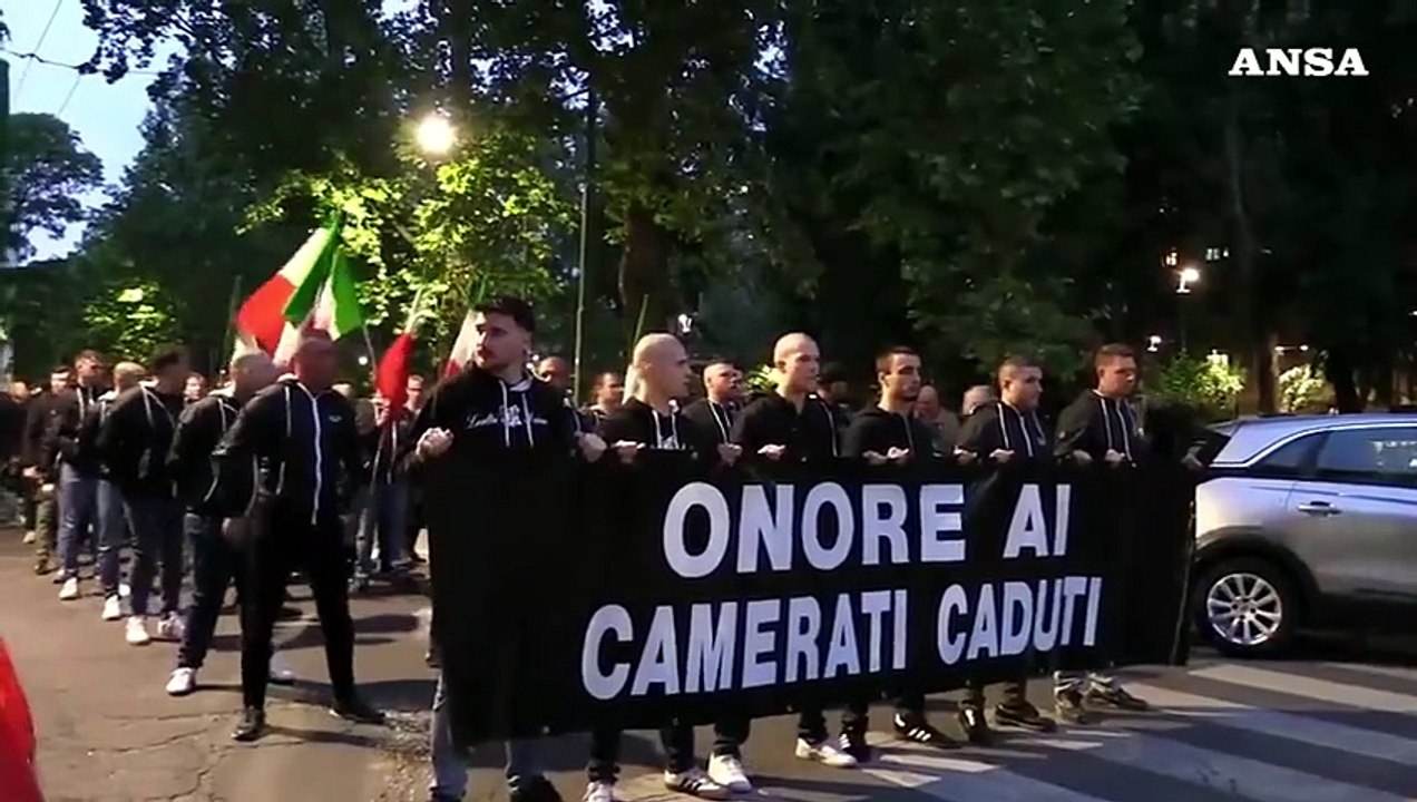 Saluti romani al corteo in ricordo di Sergio Ramelli a Milano