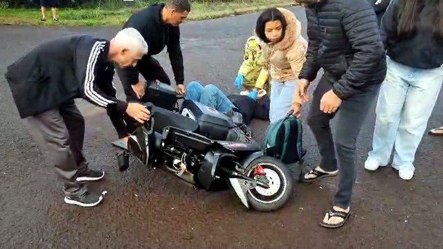 Adolescente fica ferida em acidente com scooter elétrica no bairro Universitário, em Cascavel