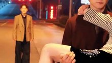 报告总裁，夫人腹肌有八块