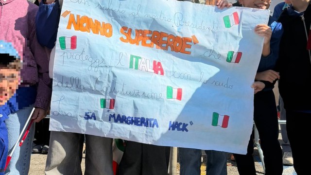 Mattarella in visita allo stabilimento della Piaggio: operai e bambini per il Presidente: «Sei un nonno supereroe»