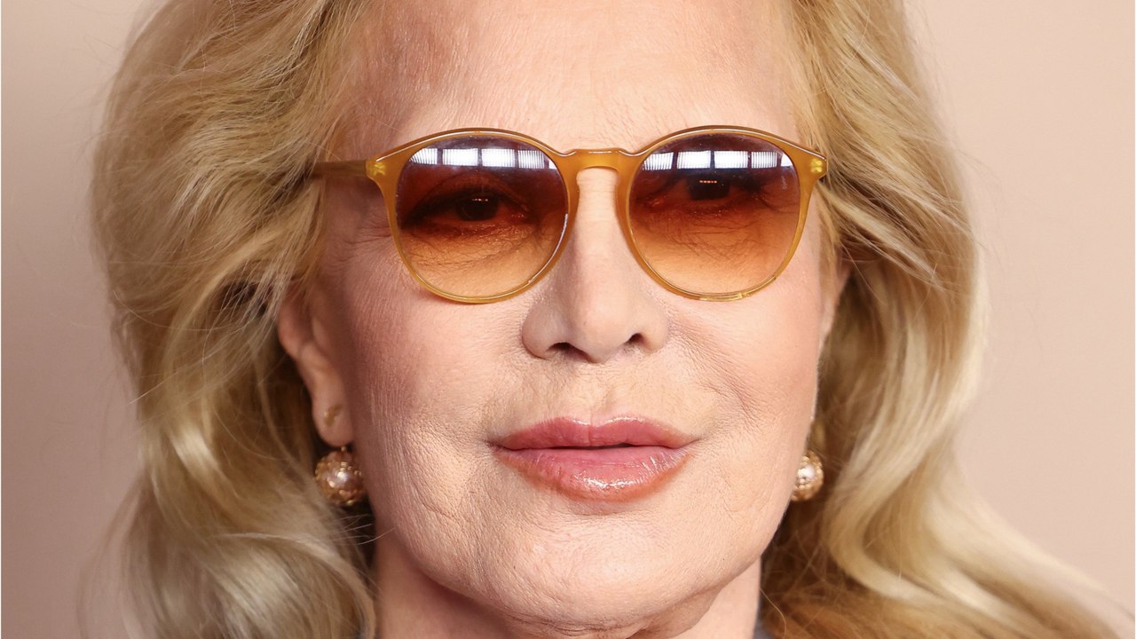 FEMME ACTUELLE - “C’est fou !” : Sylvie Vartan impressionnée, elle suit de près la carrière de son petit-fils mannequin, Cameron Smet