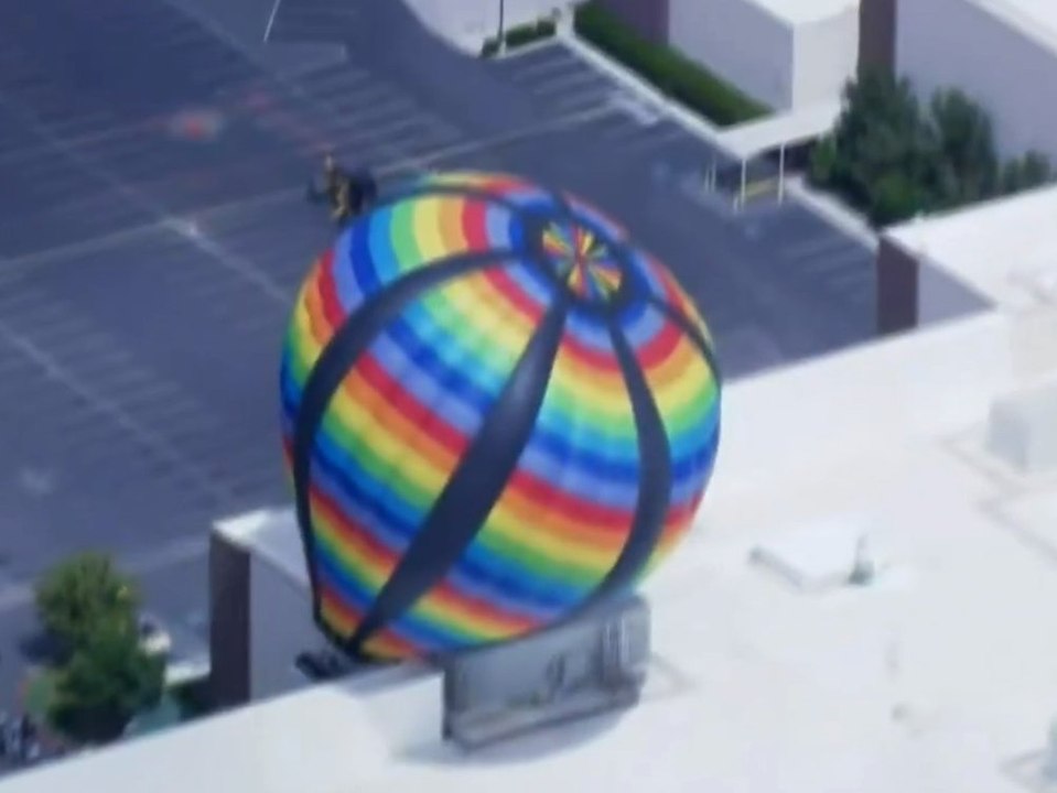 Heißluftballon kracht in Casino-Fassade