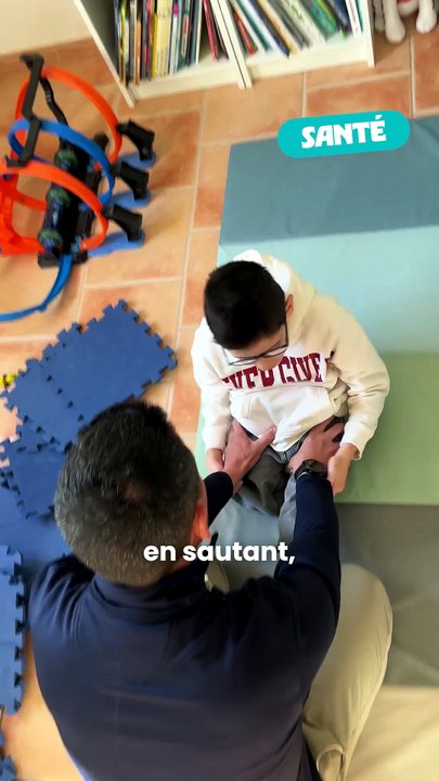 Sans jambes, Louis, 7 ans, marche à la force de ses bras