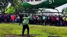 Il s’accroche à un hélicoptère en plein décollage