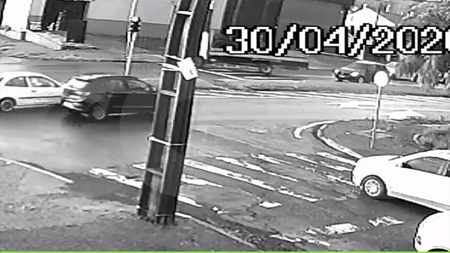 Vídeo mostra colisão entre caminhão e carro na Avenida Rocha Pombo