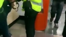 🚨🚇 En la estación Zapata del Metro, un hombre fue det3nido tras ser acusado de ac0sar a una men0r de ed@d. Policías revisaron su teléfono y localizaron evidencia relacionada con el caso.