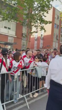 La afición del Rayo apoya a Isi a su llegada al Estadio de Vallecas | Rayo-Estrasburgo