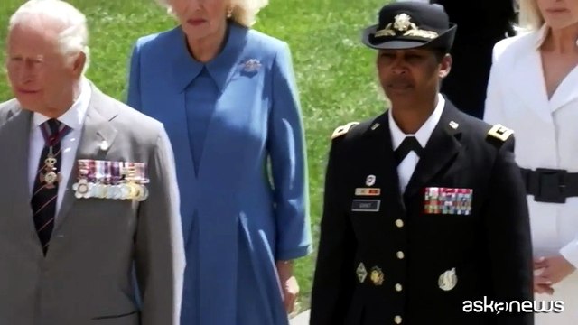 Re Carlo III rende omaggio ai caduti al cimitero di Arlington