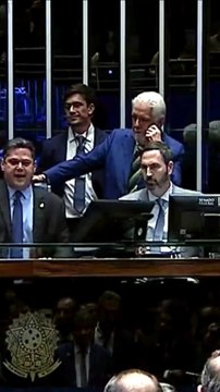 Alcolumbre e Jaques Wagner se abraçam depois da derrota de Messias para o STF