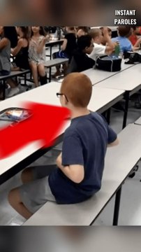 Ce garçon atteint d’autisme mange seul à la cantine puis reçoit une compagnie inattendue