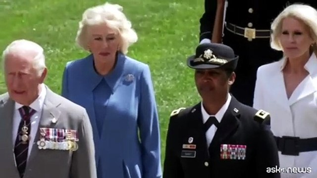 Re Carlo III rende omaggio ai caduti al cimitero di Arlington