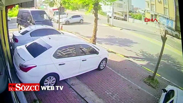 Kamyonet ile otomobilin çarpıştığı kaza kamerada; 2 yaralı