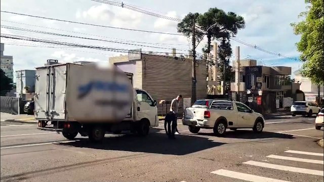 Kia Bongo e Saveiro se envolvem em colisão na Rua Minas Gerais